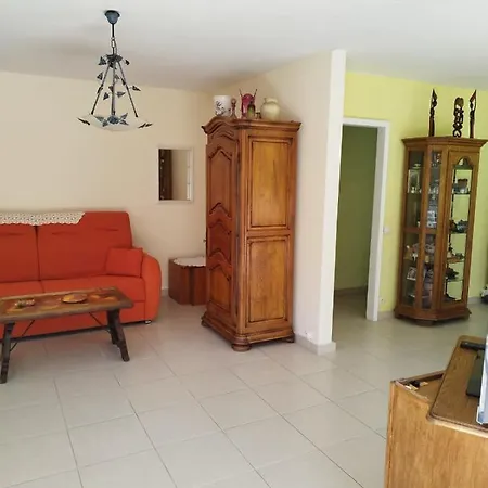 Appartement With A Large Terrace Near The Center Parking Place